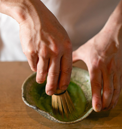 抹茶を点てる